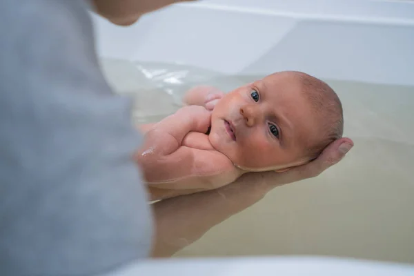 Terapia Watsu Masaje Curativo Agua Tibia Para Bebé —  Fotos de Stock