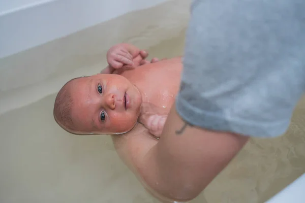 Retrato De Un Bebe Lindo Con Grandes Ojos Hermosos Una Mujer Masajeando A Un Nino Pequeno Masaje Bebe Fotografia De Stock C Mail Ru Depositphotos