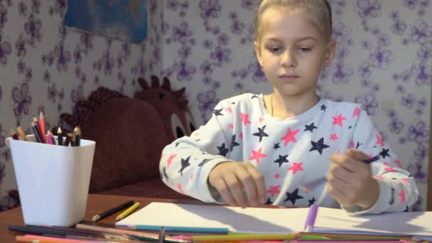 Parlak Sevimli Küçük Kız Boya Kalemi Ile Üzerine Beyaz Yaprak — Stok video