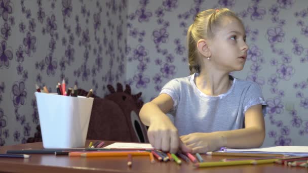 Όμορφο κοριτσάκι που χρωματίζει με χρωματιστά μολύβια σε ένα φύλλο χαρτιού. Παιδική δημιουργικότητα — Αρχείο Βίντεο