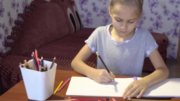Детский художник рисует акриловыми красками в альбоме — стоковое видео