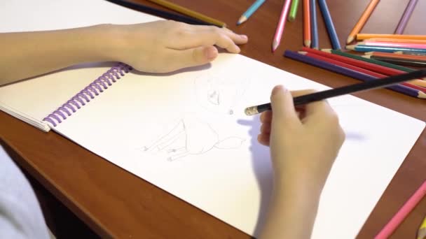 L'enfant dessine un crayon de cerf sur une feuille blanche de papier. Créativité des enfants — Video