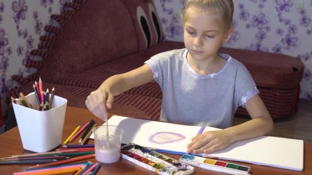 Pequeña chica linda luz pinta en un álbum en su habitación. Creatividad infantil — Vídeo de stock