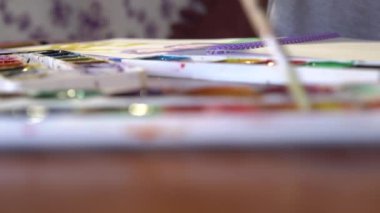 Çocuk sanatçı albüm akrilik boyalar ile boyar