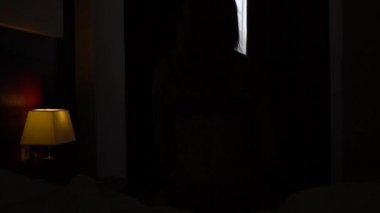 Güzel kız perdeleri penceresinde açılır. Ağır çekim