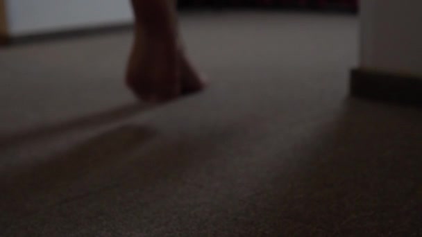 Sexy chica tira ropa interior en el suelo. Movimiento lento — Vídeos de Stock
