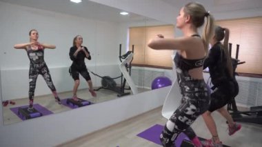 4 k güzel atletik kız Ems takım egzersizler fitness eğitmeni ile yapar.