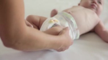 Anne bebek bacakları ile komik bir yüz masajları