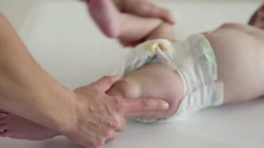 Anne bebek bacakları ile komik bir yüz masajları