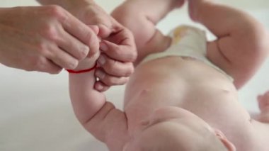 kadın doktor yapıyor bir bebek el closeup Masaj