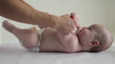 Anne bir güzel ve komik bebekle oynuyor