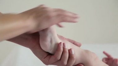 Anne bebek ayak yakın çekim masajlar. Bebek Masaj