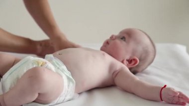 Güzel komik bebek el masaj bir kadın doktor alır.