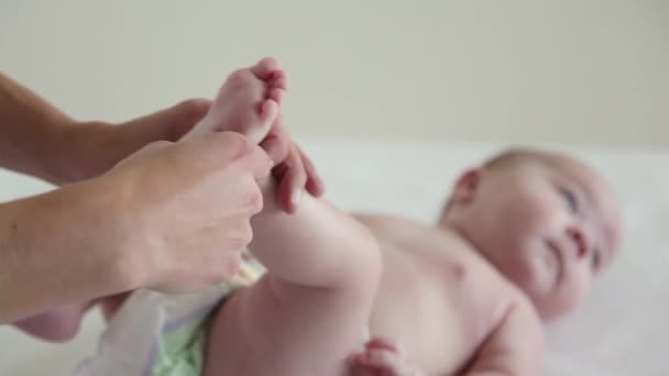 Mamá hace masajes a su bebé con una cara divertida — Vídeos de Stock