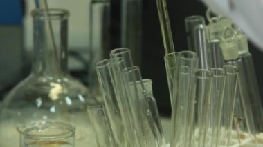 Laboratuar kapkacakları kimyasal işlemler için. Kimyasal test tüpleri. Laboratuvar şişe kimyasal sıvılar ile.