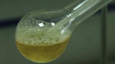 Kimyasal laboratuvar bir şişesi kaynar çözüm süreci.