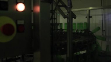 Konveyör bant şişeleme bira için cam şişe ile.