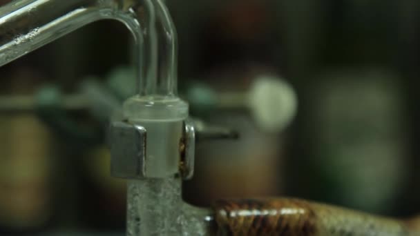 O processo de fervura da solução em um frasco em um laboratório químico . — Vídeo de Stock