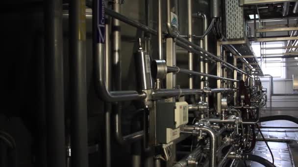 Installations de production complexes dans l'usine de bière — Video