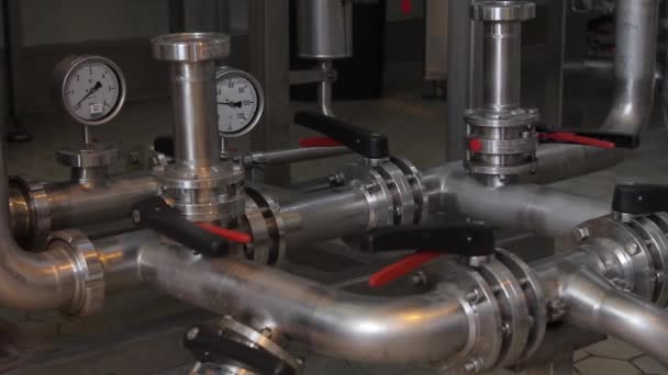 Maszyna produkcyjna w fabryce produkcji lemoniady — Wideo stockowe