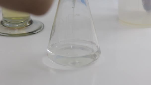 Химическая реакция во фляжке в химической лаборатории — стоковое видео