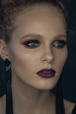 Moda portre profesyonel makyaj yüz yakın çekim ile bir kız modeli