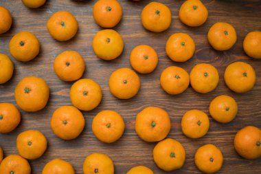 Ahşap arka plan üzerinde sulu parlak portakal mandalina. Meyve ayarlayın. Arka plan