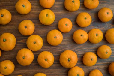 Ahşap arka plan üzerinde sulu parlak portakal mandalina. Meyve ayarlayın. Arka plan