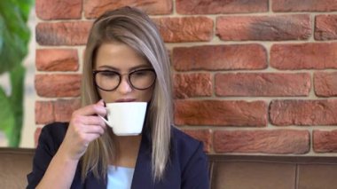 Bir kafede kahve içme genç iş kadını