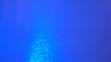 Mavi bir arka plan üzerinde kabarcıklar su kaynatın