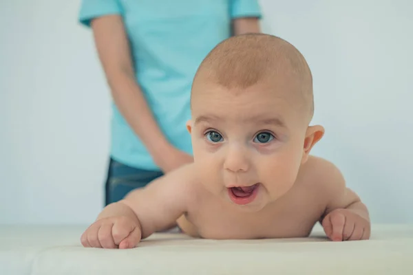 Portret zabawnego małego chłopca z dużymi niebieskimi oczami sprawia, że twarz — Zdjęcie stockowe