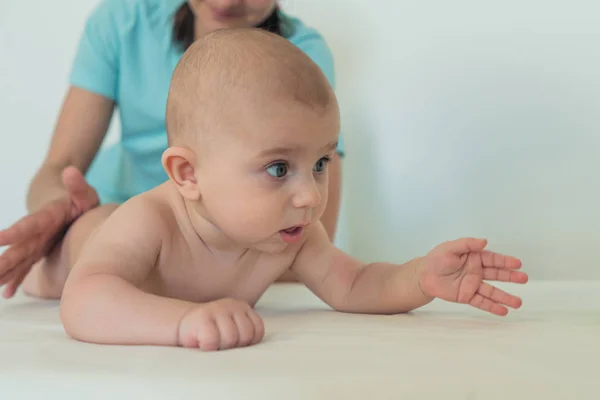 Cute little baby bez pieluchy patrzy z dala od zaskoczenia — Zdjęcie stockowe