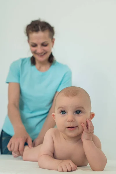 Mujer riendo con el bebé lindo divertido. Chico divertido posando para la cámara —  Fotos de Stock