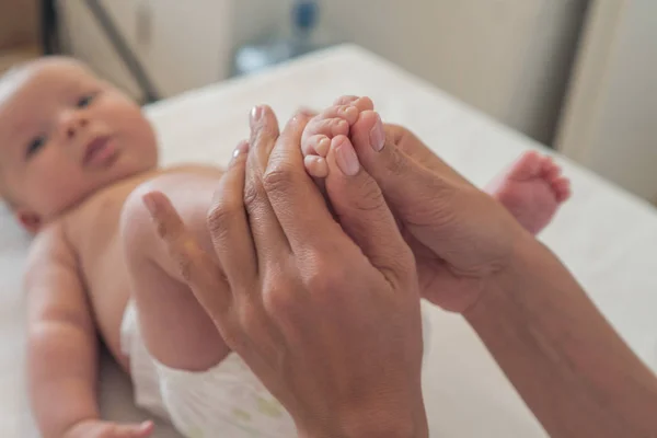 Masaż stóp dla niemowląt. Zbliżenie kobieta masuje stopę noworodka. — Zdjęcie stockowe