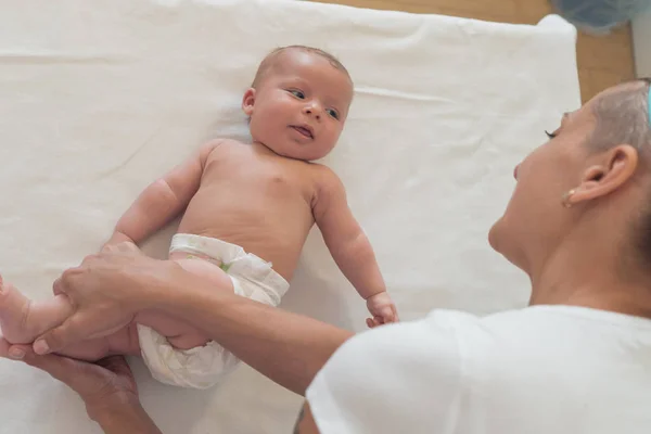 Massage bébé. Bébé en bonne santé - mère heureuse — Photo