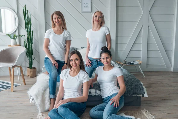 Układ logo na białym t-shirt. Młoda piękna dziewczyna modele w casual ubrania. — Zdjęcie stockowe