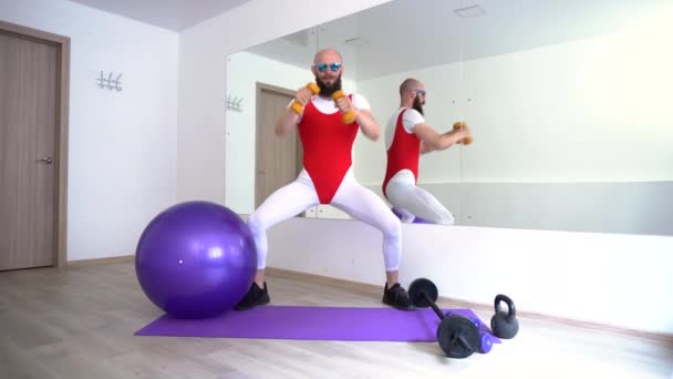 4k de man met de grappige looks, boksen gewichten. Een parodie van de fitness van meisjes uit de jaren 90 — Stockvideo