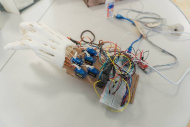 Robotik ve yapay zekanın yaratılması. İnsan eli için bir implant. Nanotıp.