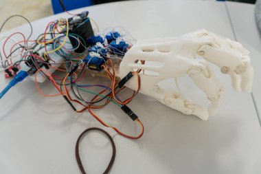 Robotik sunumunda yapay robotik el. İnsan eli için bir implant. Yapay zekanın yaratılması