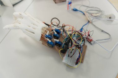 Robotik ve yapay zekanın yaratılması. İnsan eli için bir implant. Nanotıp.