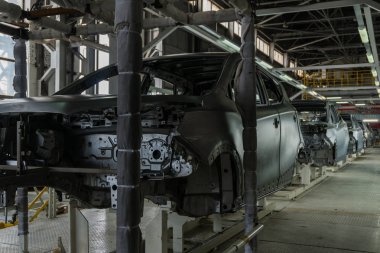 Üretim hattında araba gövdesi. Araba üretimi. Fabrikada modern teknolojiler