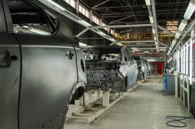 Üretim hattında araba gövdesi. Araba üretimi. Fabrikada modern teknolojiler