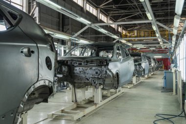 Taşıyıcı araçların cesetlerinden oluşuyor. Makine fabrikasında montaj makineleri