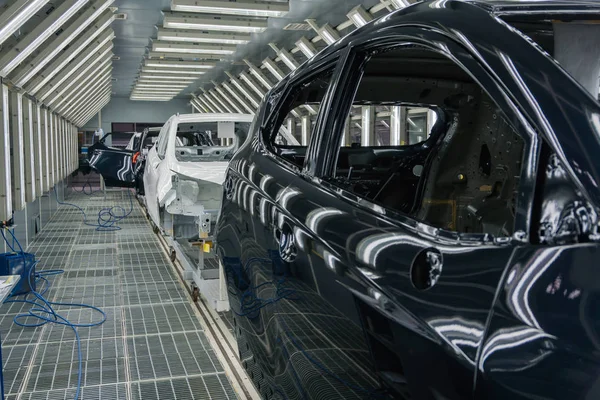 Carcaças de correia transportadora de carros que verificam antes da montagem completa na fábrica — Fotografia de Stock