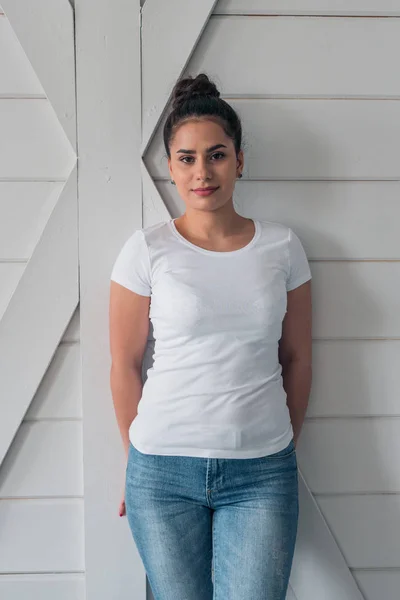 Красивая девушка в белой футболке. Макет для оформления повседневной молодежной одежды — стоковое фото