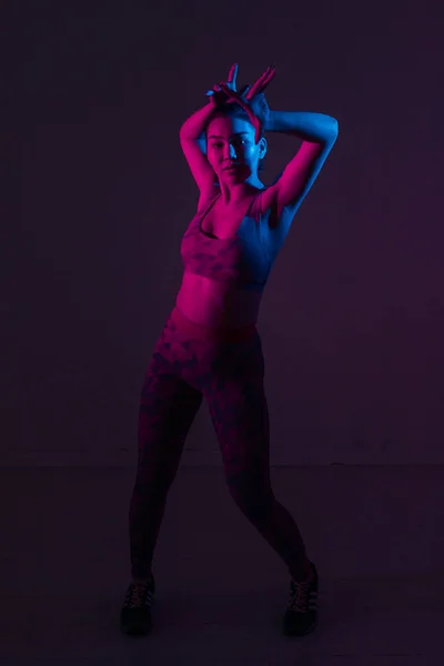 Retrato de una joven bailarina en luz de color brillante en el Estudio — Foto de Stock