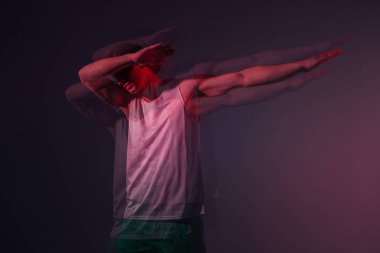 Serin bir poz yok genç bir hip hop dansçısı adam Portresi. Çift pozlama fotoğraf