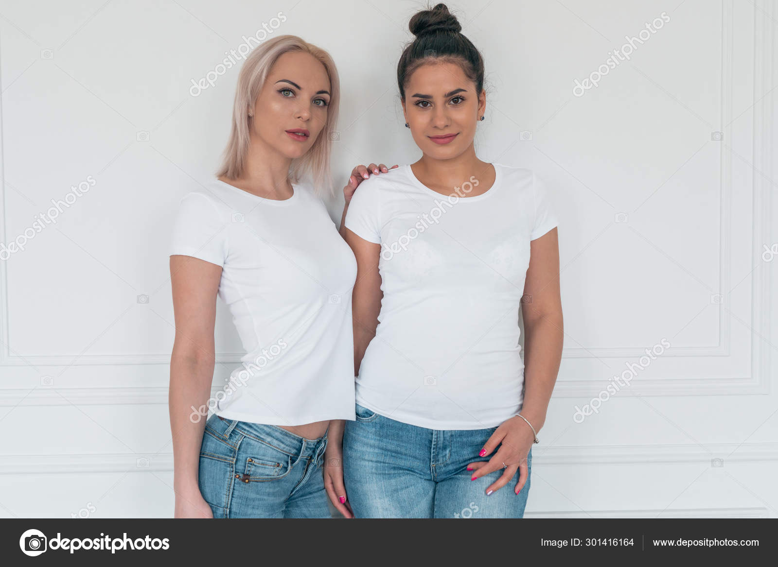 Portræt af to veninder blonde brunette i hvide uden Stock-foto © 2735369.mail.ru #301416164