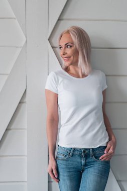 Güzel gülümseyen sarışın portresi. Tasarım için hazır beyaz t-shirt düzeni.