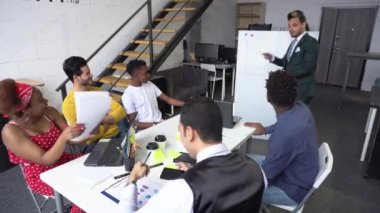 Genel Müdür projeyi bir grup iş arkadaşına sunar. Uluslararası bir iş şirketinde yöneticilerin buluşması